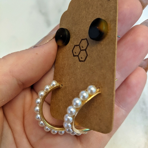 Pearl & Tortoise Earring Set - Picture 3 of 3